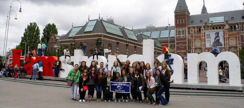 Leadership students in front of the I Amsterdam sign