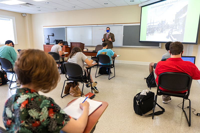 Dr. Frank Garmon Jr. teaches about the Revolutionary War.