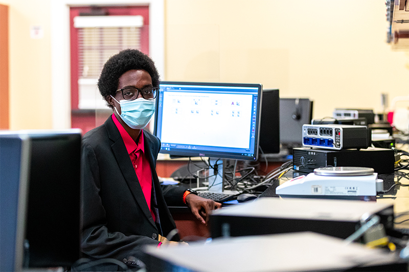 Nii-Boi Quartey in the CNU applied physics and computer science lab