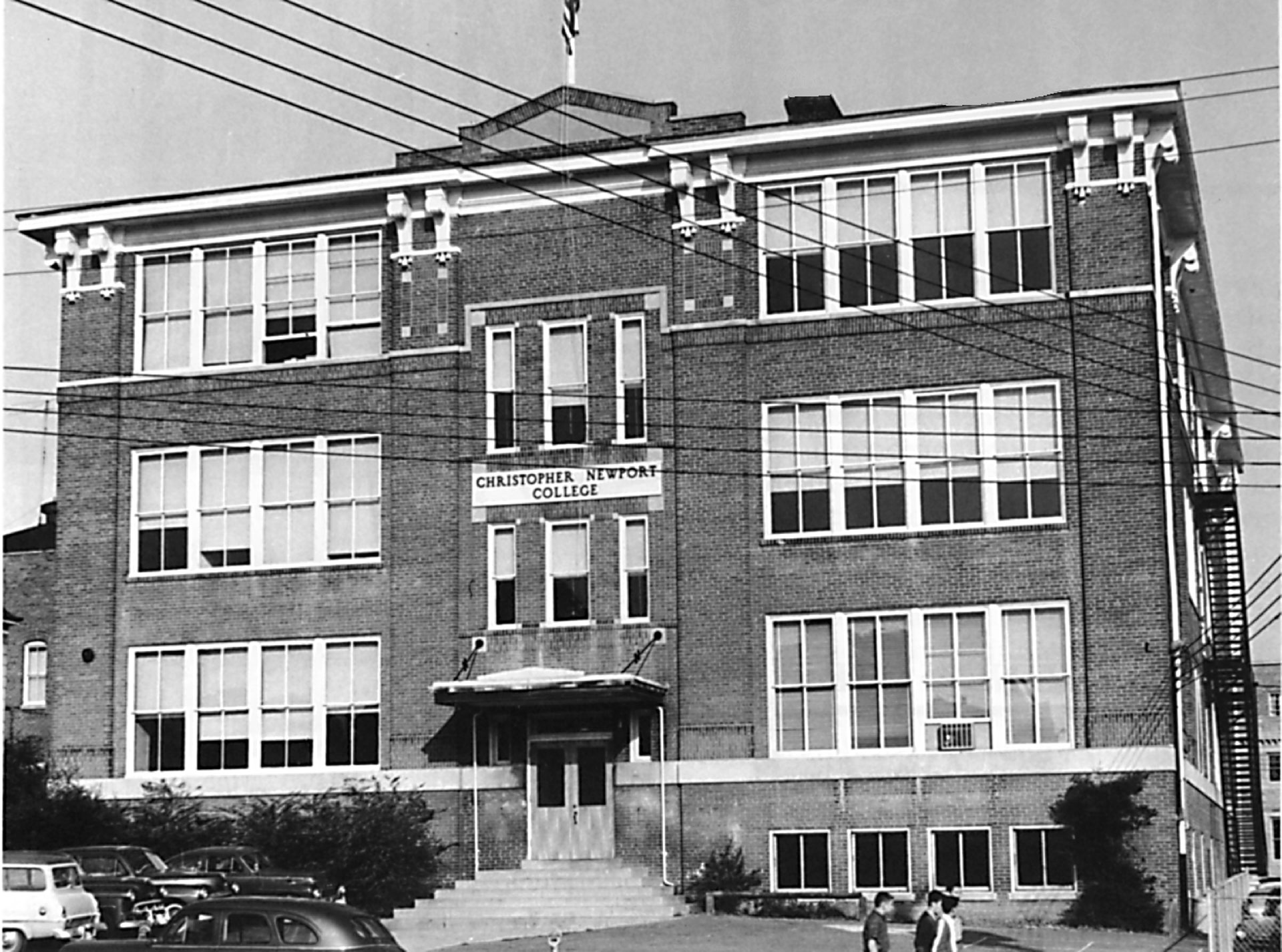A black and white photo of the Daniel School which housed the Christopher Newport College in 1960