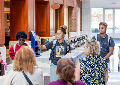 CNU spanish students giving a tour of campus