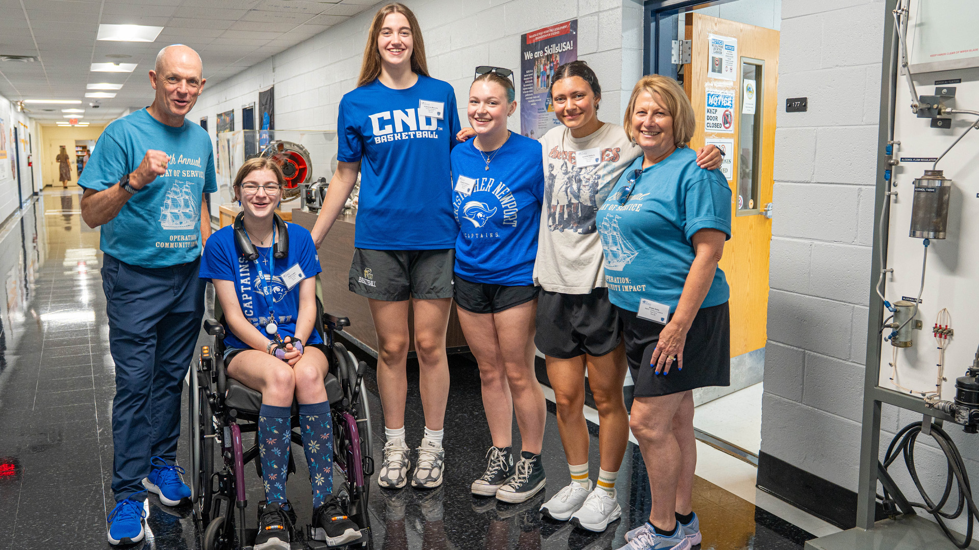 CNU President Bill Kelly and First Lady Angie Kelly poses with freshmen students.
